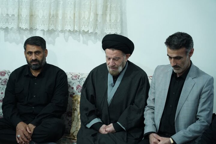 تصاویر/دیدار نماینده ولی فقیه و فرمانده سپاه لرستان با خانواده شهید بیرانوند از شهدای جنگ رمضان