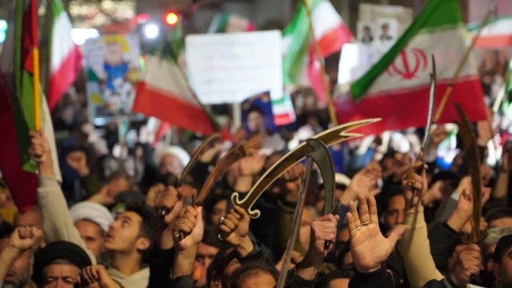 تصاویر/ تجمع و خروش شبانه خیابانی مردم دارالمومنین خوی  در سی و ششمین شب از قرارهای شبانه
