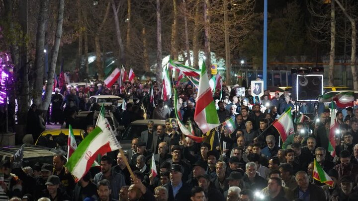 تصاویر/ تجمع و خروش شبانه خیابانی مردم دارالمومنین خوی  در سی و ششمین شب از قرارهای شبانه