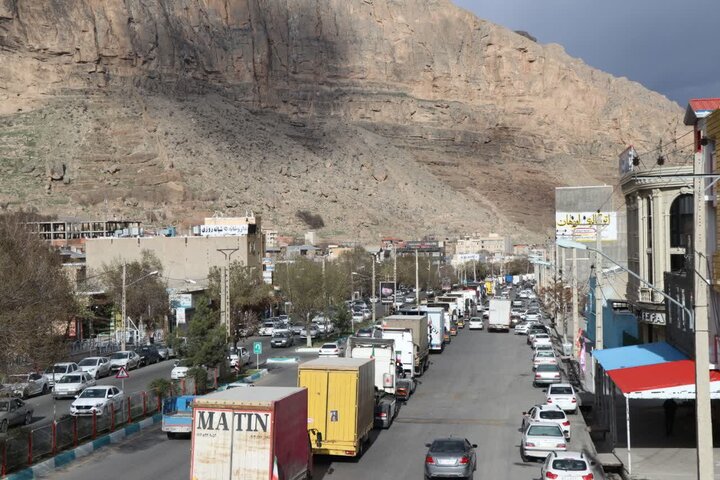 تصاویر/ رژه کامیونی رانندگان در ماکو در حمایت از نظام اسلامی