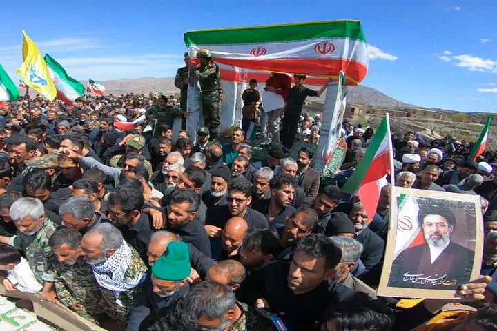 تصاویر| حضور حماسی مردم روستای بقال در تشییع پیکر شهید میری‌بقال