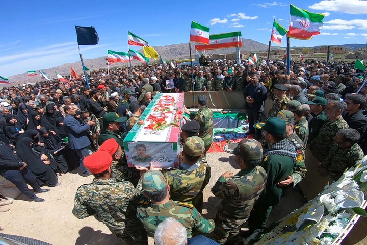 تصاویر| حضور حماسی مردم روستای بقال در تشییع پیکر شهید میری‌بقال