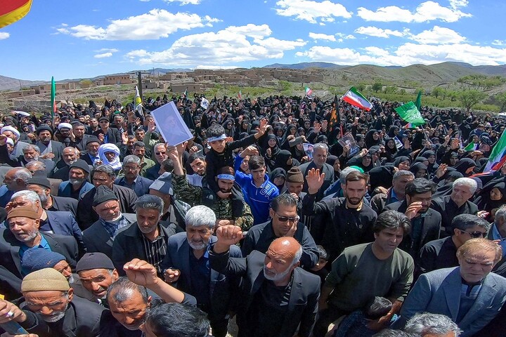 تصاویر| حضور حماسی مردم روستای بقال در تشییع پیکر شهید میری‌بقال