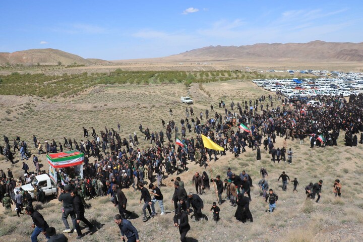 تصاویر| حضور حماسی مردم روستای بقال در تشییع پیکر شهید میری‌بقال