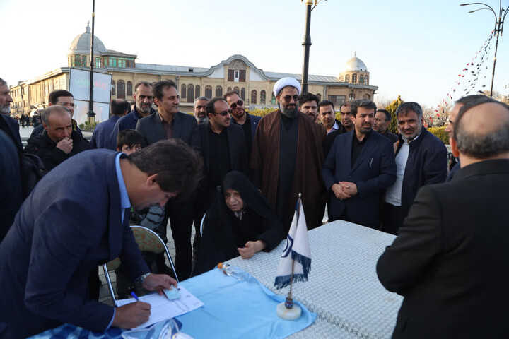تصاویر / برگزاری میز خدمت مدیران در میدان امام خمینی(ره) همدان