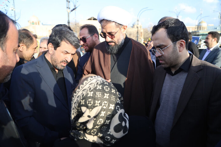 تصاویر / برگزاری میز خدمت مدیران در میدان امام خمینی(ره) همدان