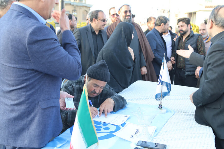تصاویر / برگزاری میز خدمت مدیران در میدان امام خمینی(ره) همدان