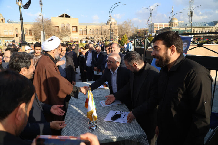 تصاویر / برگزاری میز خدمت مدیران در میدان امام خمینی(ره) همدان