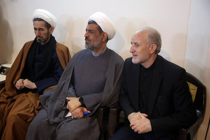 تکریم خانواده شهدای استان قم با حضور خادمان حرم امام حسین(ع)