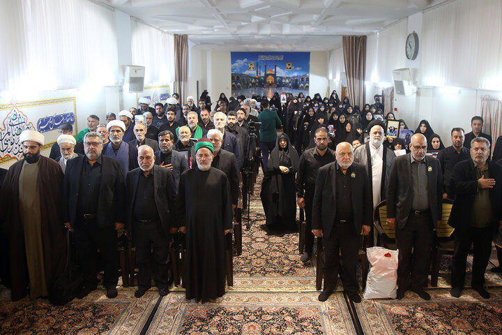 تکریم خانواده شهدای استان قم با حضور خادمان حرم امام حسین(ع)
