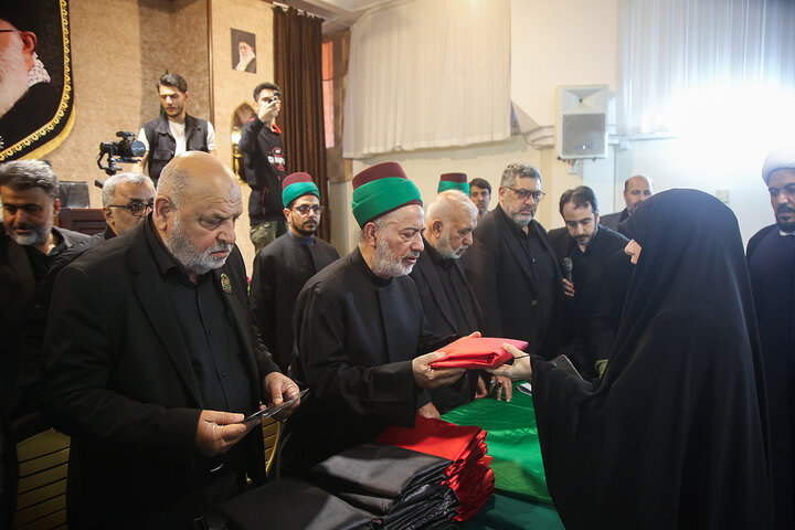 تکریم خانواده شهدای استان قم با حضور خادمان حرم امام حسین(ع)