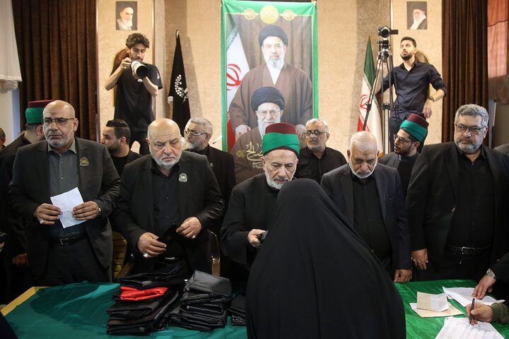 تکریم خانواده شهدای استان قم با حضور خادمان حرم امام حسین(ع)