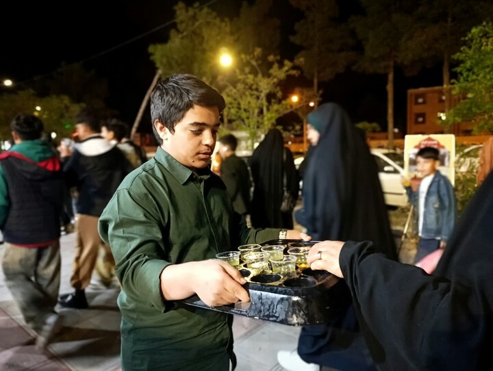 تصاویر| موکب گروه جهادی حوزه علمیه بیرجند در میدان شهید امام خامنه ای(ره)