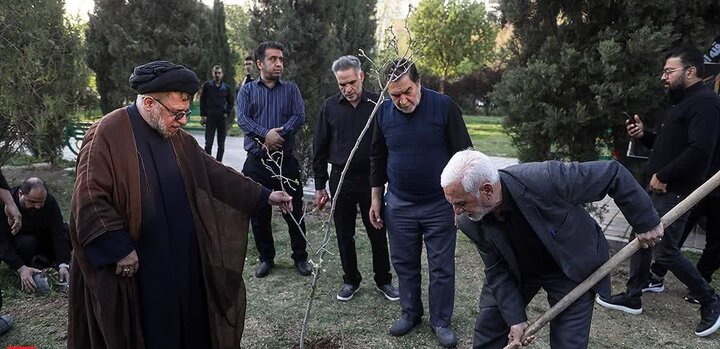 تصاویر/ استادان و طلاب مدرسه امام صادق(ع) به یاد رهبر شهید نهال کاشتند