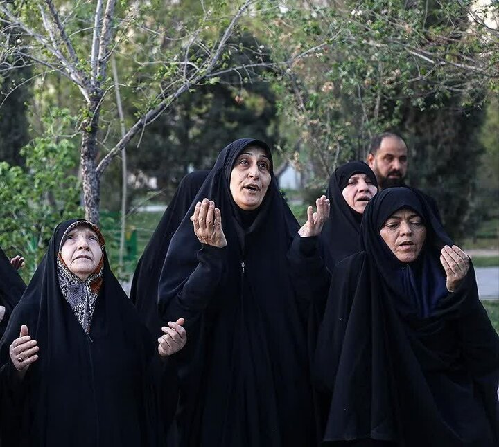 تصاویر/ استادان و طلاب مدرسه امام صادق(ع) به یاد رهبر شهید نهال کاشتند
