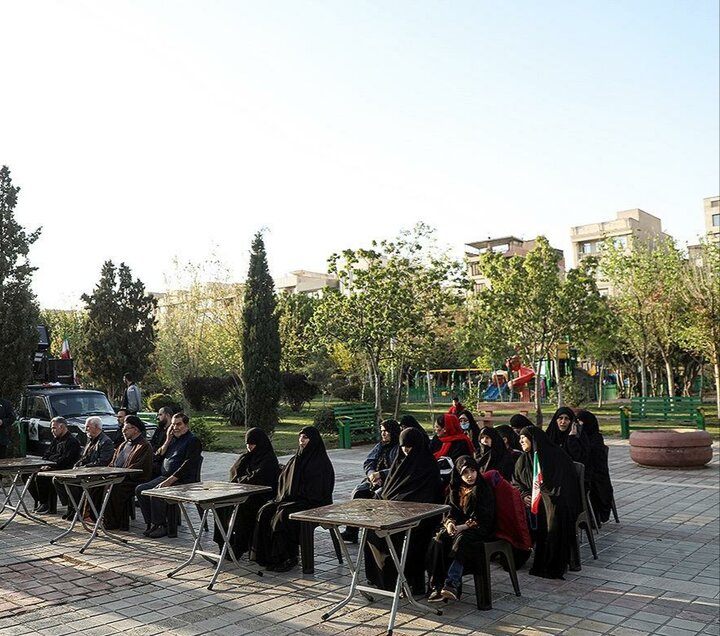 تصاویر/ استادان و طلاب مدرسه امام صادق(ع) به یاد رهبر شهید نهال کاشتند