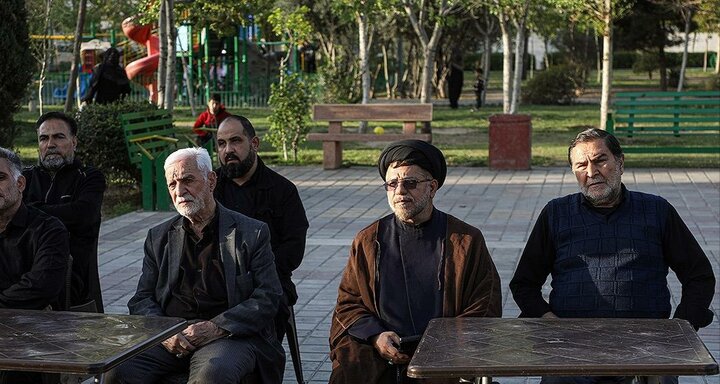 تصاویر/ استادان و طلاب مدرسه امام صادق(ع) به یاد رهبر شهید نهال کاشتند