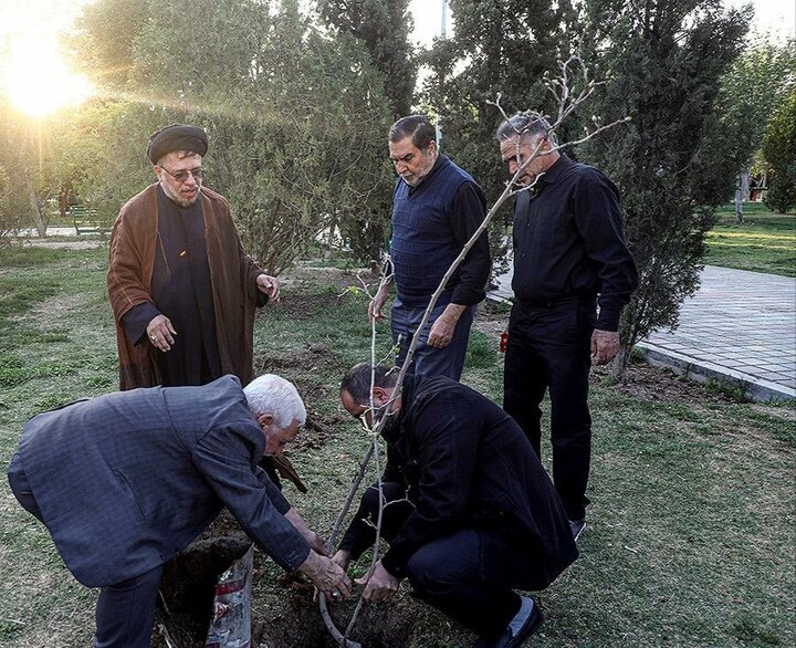 تصاویر/ استادان و طلاب مدرسه امام صادق(ع) به یاد رهبر شهید نهال کاشتند