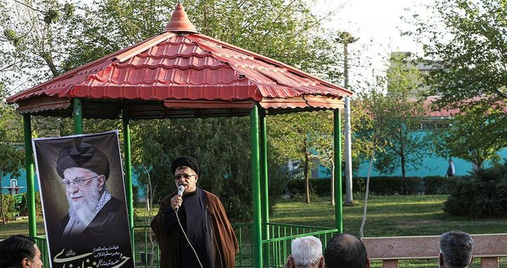 تصاویر/ استادان و طلاب مدرسه امام صادق(ع) به یاد رهبر شهید نهال کاشتند