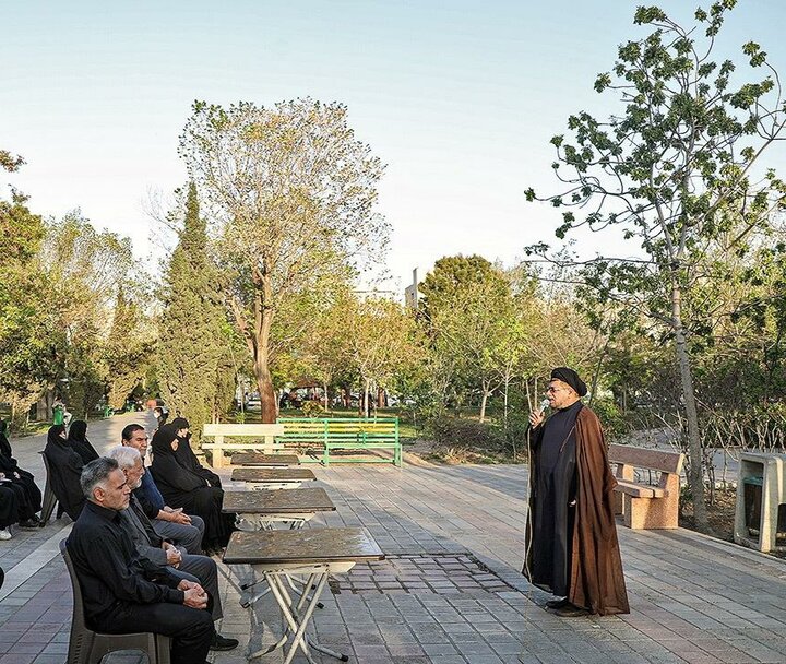تصاویر/ استادان و طلاب مدرسه امام صادق(ع) به یاد رهبر شهید نهال کاشتند