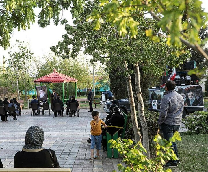 تصاویر/ استادان و طلاب مدرسه امام صادق(ع) به یاد رهبر شهید نهال کاشتند