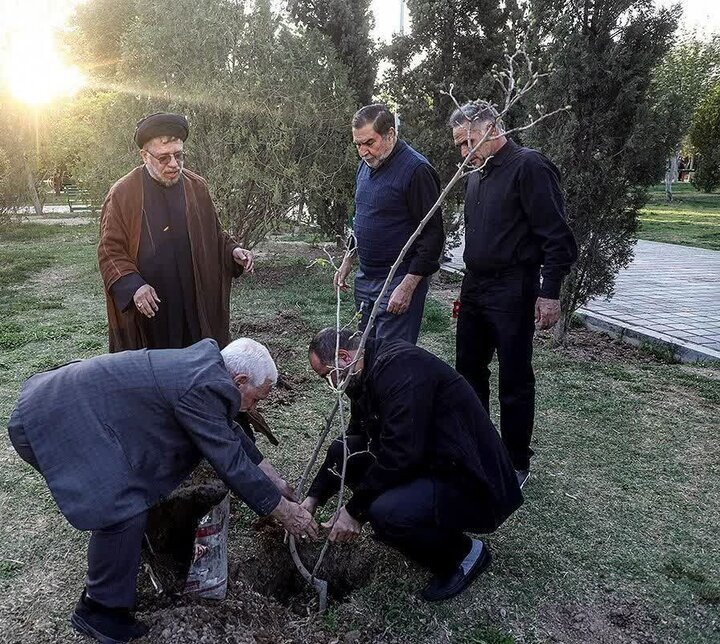 تصاویر/ استادان و طلاب مدرسه امام صادق(ع) به یاد رهبر شهید نهال کاشتند