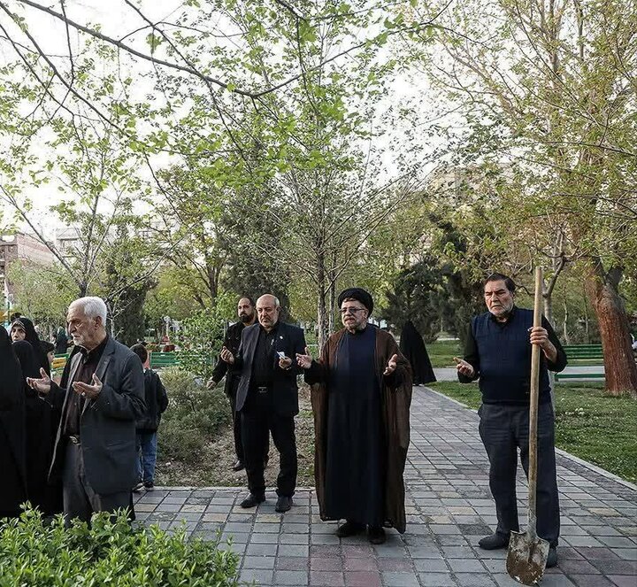 تصاویر/ استادان و طلاب مدرسه امام صادق(ع) به یاد رهبر شهید نهال کاشتند