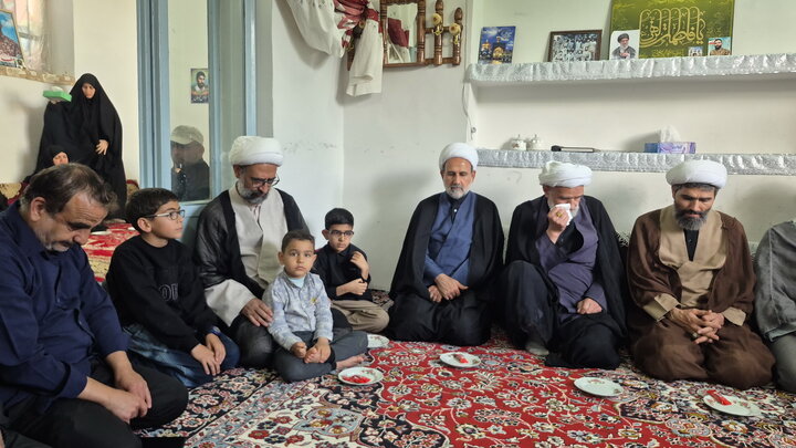تصاویر | دیدار معاونان حوزه علمیه منطقه کاشان و کارکنان مدرسه علمیه آیت‌الله مدنی کاشانی(ره) با خانواده طلبه شهید یوسف محمدی