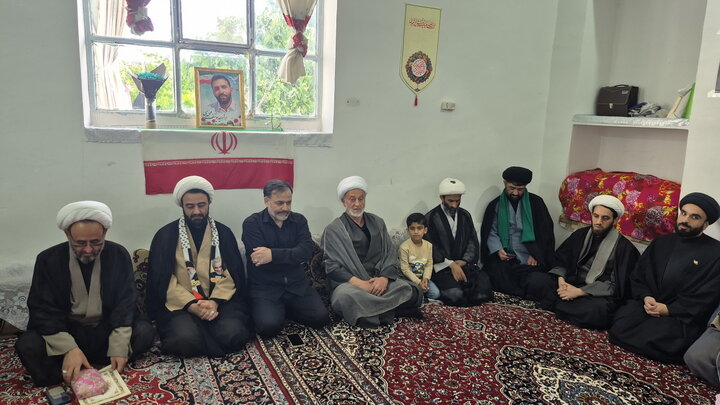 تصاویر | دیدار معاونان حوزه علمیه منطقه کاشان و کارکنان مدرسه علمیه آیت‌الله مدنی کاشانی(ره) با خانواده طلبه شهید یوسف محمدی