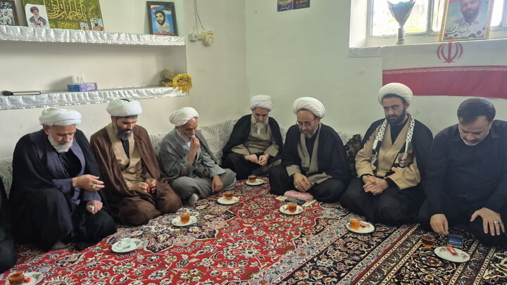 تصاویر | دیدار معاونان حوزه علمیه منطقه کاشان و کارکنان مدرسه علمیه آیت‌الله مدنی کاشانی(ره) با خانواده طلبه شهید یوسف محمدی