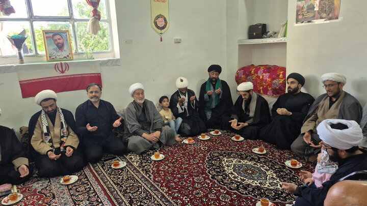 تصاویر | دیدار معاونان حوزه علمیه منطقه کاشان و کارکنان مدرسه علمیه آیت‌الله مدنی کاشانی(ره) با خانواده طلبه شهید یوسف محمدی