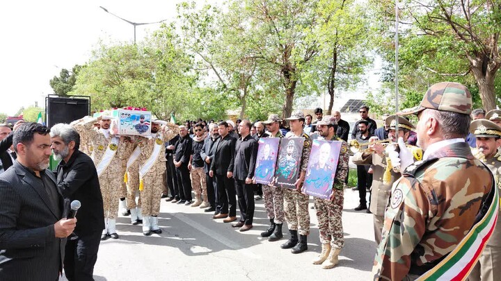 تصاویر|  تشییع باشکوه پیکر مطهر شهید علی اصغر حسینی بر دوش مردم بشرویه