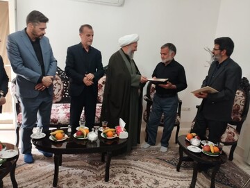 تصاویر/ دیدار امام جمعه آران و بیدگل با خانواده شهید «علیرضا دهقانی » از شهدای قهرمان جنگ رمضان