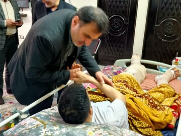 دیدار فرماندار کاشان و مسئولان با دو جانباز جنگ تحمیلی +تصاویر