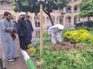 تصاویر / کاشت نهال مثمر توسط امام جمعه شهرستان بابل در مدرسه علمیه خاتم الانبیاء (ص)