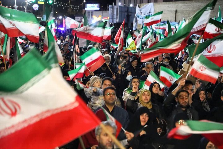 تصاویر/ اجتماع مردمی «شب‌های اقتدار» مردم سمنان در معراج‌الشهدای میدان سعدی
