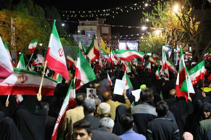 تصاویر/ اجتماع مردمی «شب‌های اقتدار» مردم سمنان در معراج‌الشهدای میدان سعدی