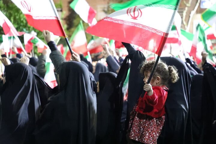 تصاویر/ اجتماع مردمی «شب‌های اقتدار» مردم سمنان در معراج‌الشهدای میدان سعدی