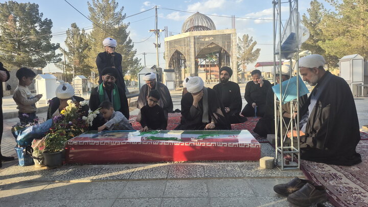تصاویر | ادای احترام معاونان حوزه علمیه منطقه کاشان و کارکنان مدرسه علمیه آیت‌الله مدنی کاشانی(ره) به طلبه شهید یوسف محمدی