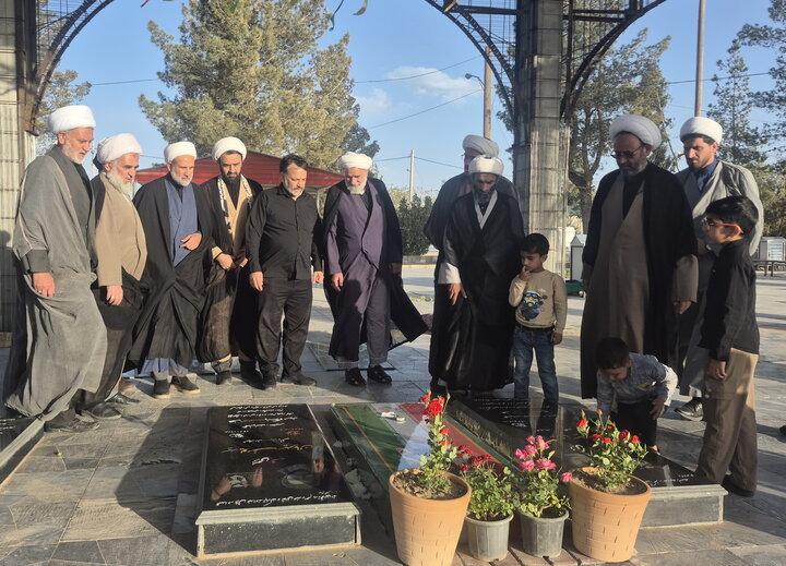 تصاویر | ادای احترام معاونان حوزه علمیه منطقه کاشان و کارکنان مدرسه علمیه آیت‌الله مدنی کاشانی(ره) به طلبه شهید یوسف محمدی