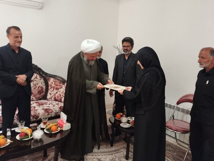 تصاویر/ دیدار امام جمعه آران وبیدگل با خانواده معظم شهید «علیرضا دهقانی » از شهدای قهرمان جنگ رمضان