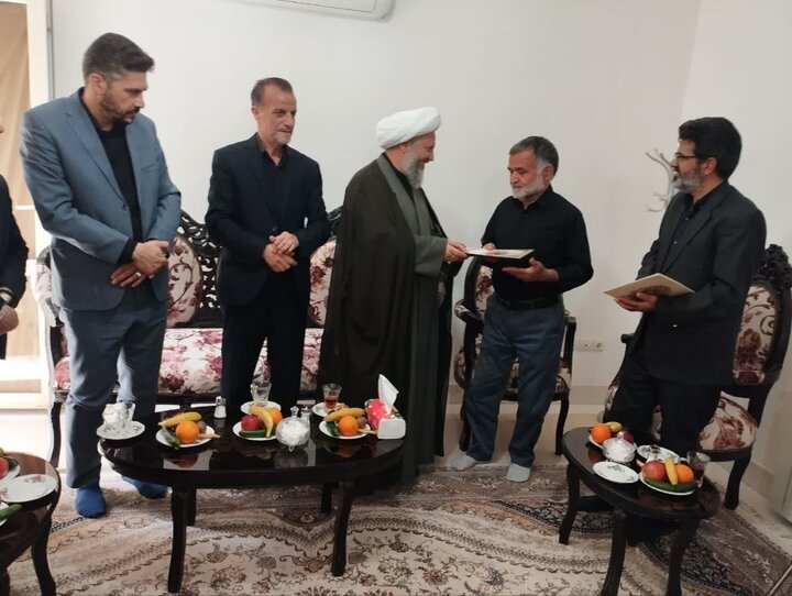 تصاویر/ دیدار امام جمعه آران وبیدگل با خانواده معظم شهید «علیرضا دهقانی » از شهدای قهرمان جنگ رمضان