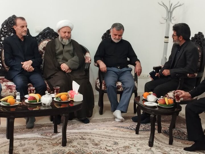 تصاویر/ دیدار امام جمعه آران وبیدگل با خانواده معظم شهید «علیرضا دهقانی » از شهدای قهرمان جنگ رمضان