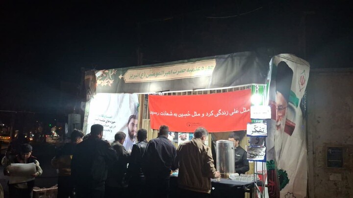تصاویر / برپایی موکب مدرسه علمیه امیرالمومنین(ع) تبریز در کنار حماسه آفرینی های مردم