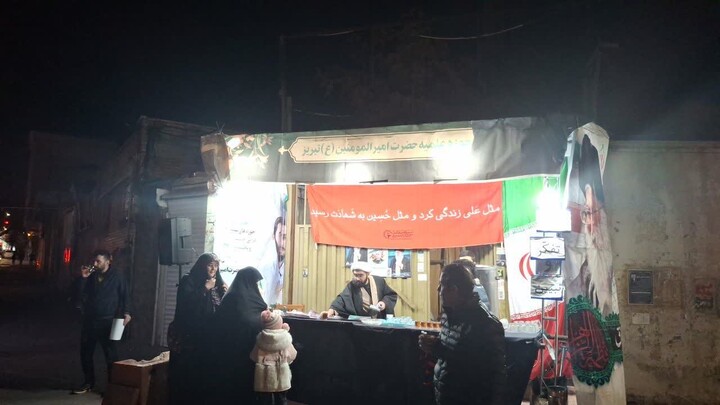 تصاویر / برپایی موکب مدرسه علمیه امیرالمومنین(ع) تبریز در کنار حماسه آفرینی های مردم