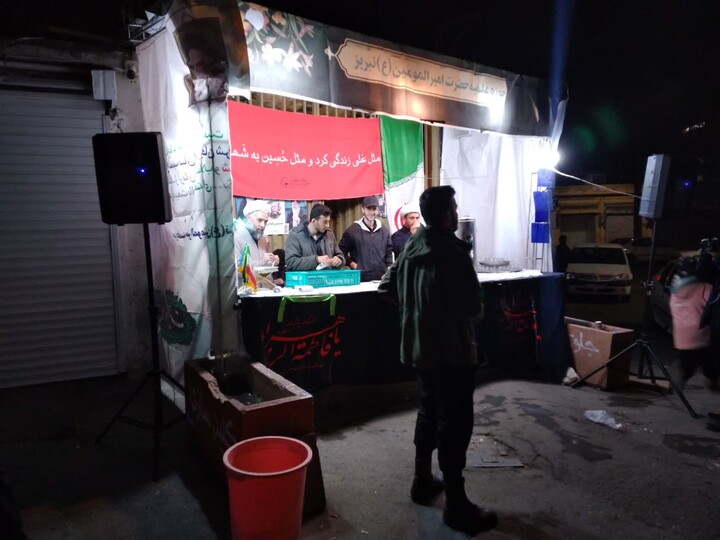 تصاویر / برپایی موکب مدرسه علمیه امیرالمومنین(ع) تبریز در کنار حماسه آفرینی های مردم