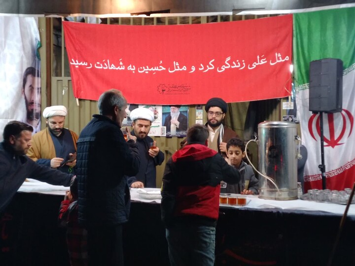 تصاویر / برپایی موکب مدرسه علمیه امیرالمومنین(ع) تبریز در کنار حماسه آفرینی های مردم