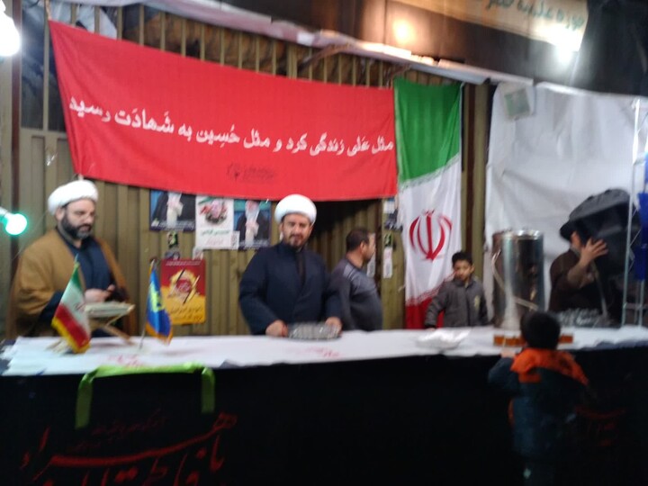 تصاویر / برپایی موکب مدرسه علمیه امیرالمومنین(ع) تبریز در کنار حماسه آفرینی های مردم