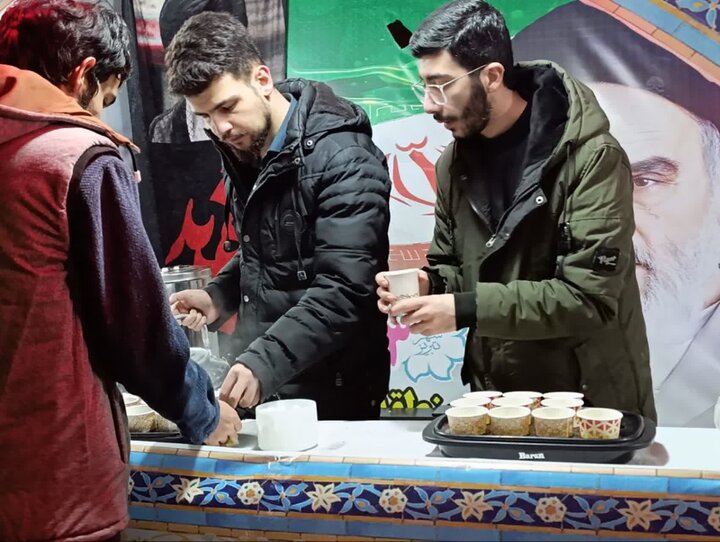 تصاویر / برپایی موکب مدرسه علمیه صادقیه تبریز در کنار حماسه آفرینی های مردم