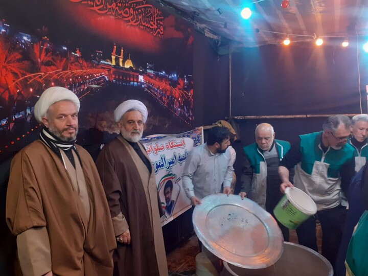 تصاویر / برپایی موکب حوزه علمیه ابهر در کنار حماسه آفرینی های مردم